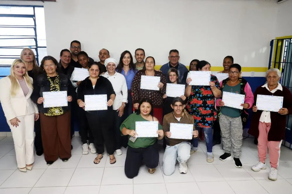 Alunos de curso gratuito de Pães Artesanais recebem certificados em Caraguatatuba