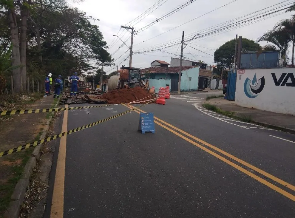 Trecho da Avenida Dom Pedro I é interditado nos dois sentidos para reparos em Taubaté