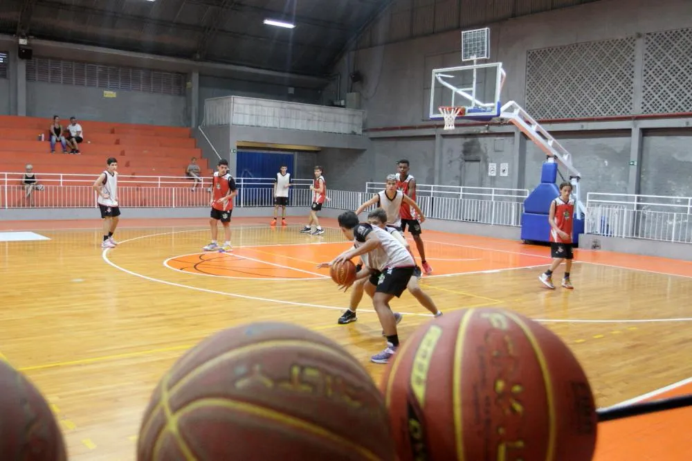 Jacareí oferece aulas gratuitas de basquetebol para crianças e adolescentes