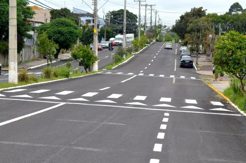 Avenida Tancredo Neves recebe revitalização da sinalização de trânsito em Tremembé