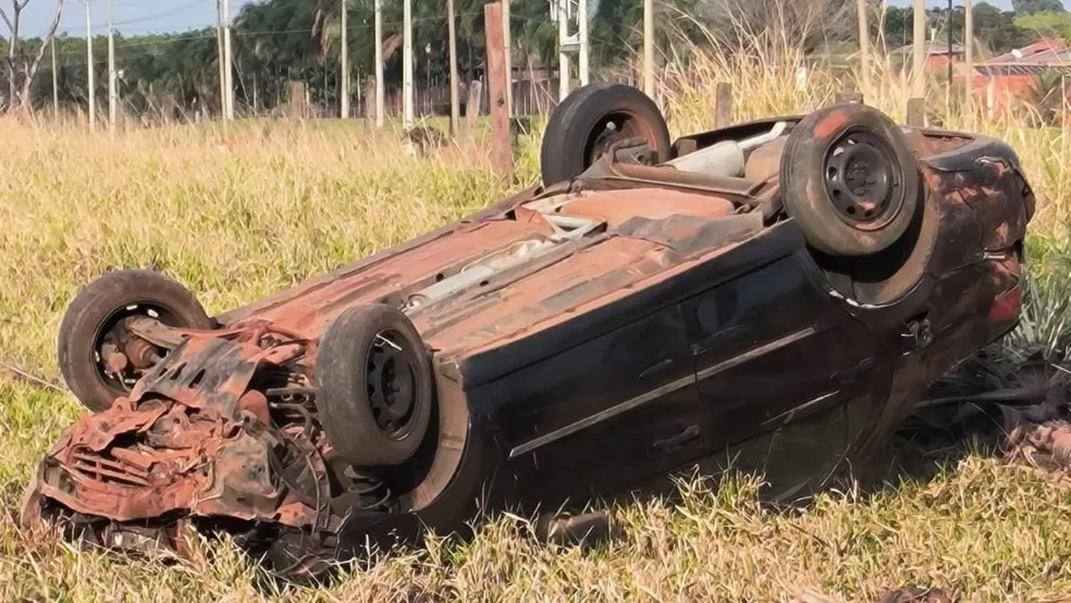Motorista perde controle da direção e carro capota em rodovia no interior de São Paulo