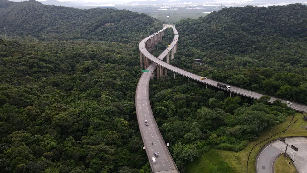 Rodovia dos Imigrantes registra congestionamento rumo a São Paulo e lentidão no sentido litoral