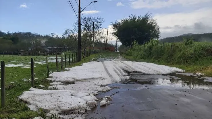 Chuva de granizo cobre gramado com pedras de gelo e surpreende moradores de Piracaia