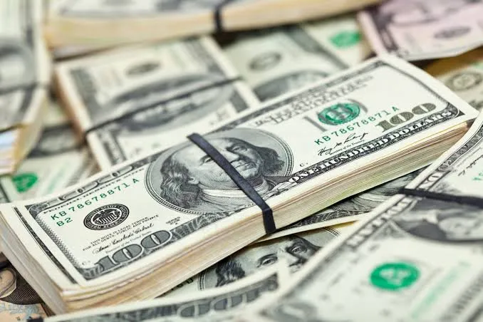 Dólar recua e Ibovespa oscila após atingir novas máximas nesta quinta-feira