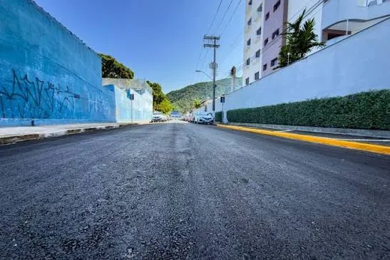 Caraguatatuba finaliza repavimentação da Rua Fernando Costa no Sumaré