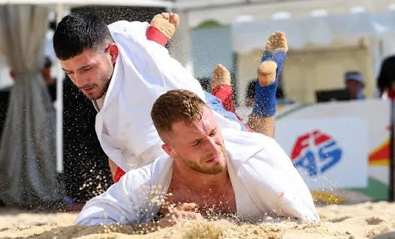 Mundial de Beach Sambo reúne atletas de diferentes continentes em Caraguatatuba