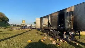 Carreta carregada com calçados pega fogo e fica destruída na Dutra em Taubaté