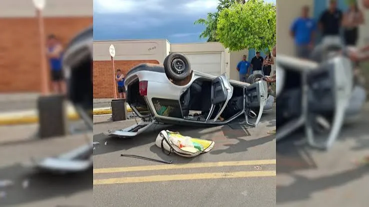 Carro em alta velocidade bate em outro veículo e capota em Duartina