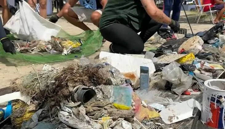 Mutirão retira mais de 40 quilos de resíduos da Praia do Porto Novo em Caraguatatuba