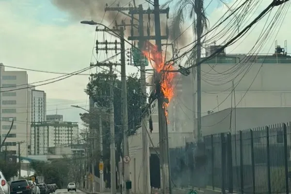 Incêndio em fiação provoca chamas e atinge rede elétrica em São José dos Campos