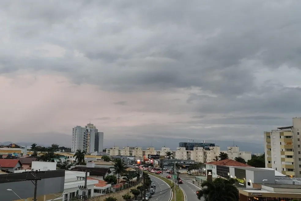 Defesa Civil alerta para chuvas fortes e ventos de até 65 km/h no Vale e Litoral Norte