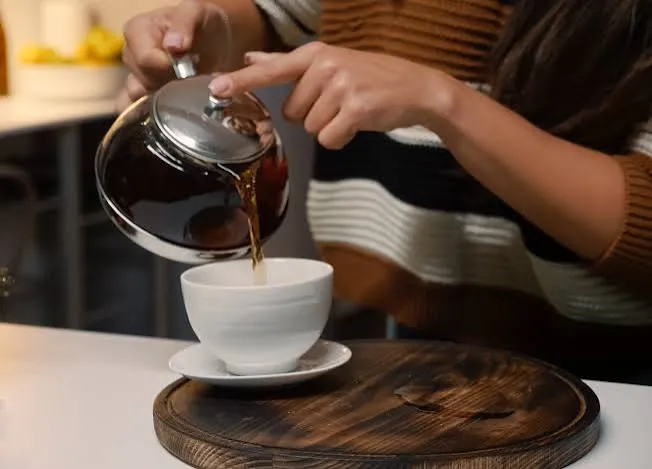 Beber chá ou café muito quente pode triplicar risco de câncer de esôfago, aponta estudo