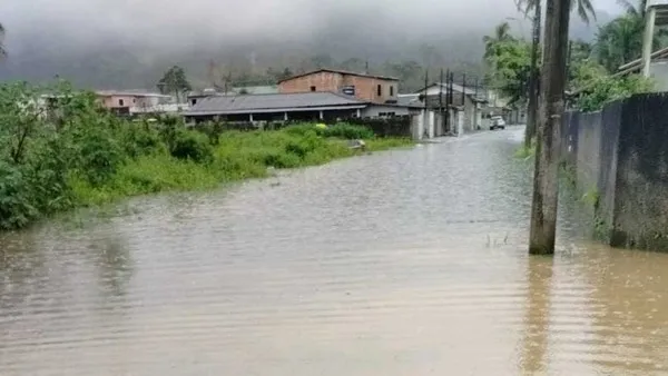 Chuva causa alagamentos em vários bairros e deixa cidades do Litoral Norte em alerta