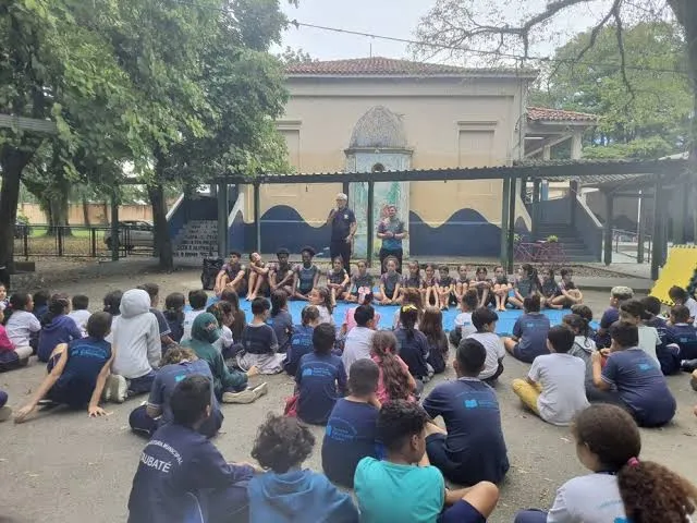 Caravana Esportiva leva vivência do basquete a crianças de projeto social em Taubaté