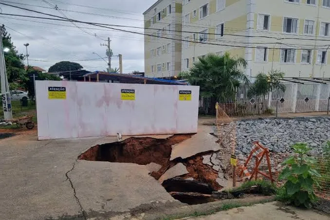 Moradores relatam rachaduras em casas após abertura de cratera em rua de São José