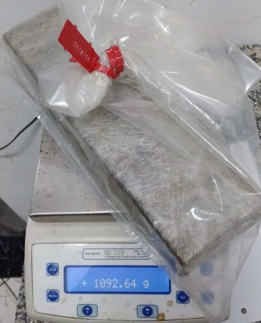 Polícia apreende três tijolos de maconha e detém suspeito em Caraguatatuba