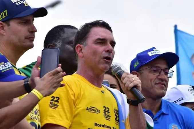 Flávio Bolsonaro faz campanha em Roraima com carreata e comício em Boa Vista