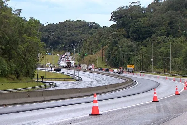 Serra Antiga da Tamoios é liberada após 22 horas de interdição por risco de queda de barreira
