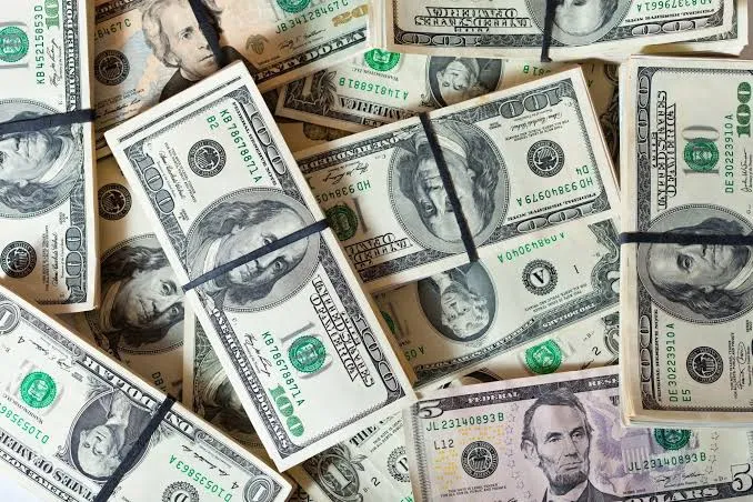 Dólar e Ibovespa operam sob pressão com cautela nos mercados nesta segunda-feira