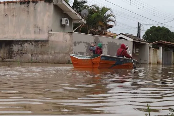 Cheia do Rio Atibaia faz moradores utilizarem barcos para deixar casas