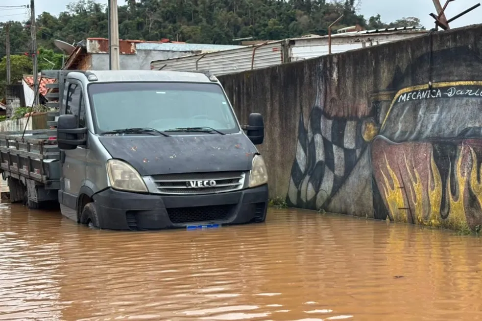 Moradores usam barcos e contabilizam prejuízos após ruas ficarem alagadas em Atibaia