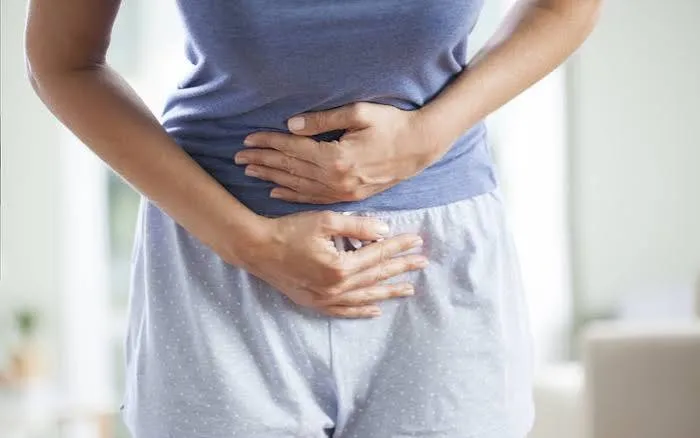 Cólica menstrual intensa e recorrente pode ser sinal de que algo precisa ser investigado
