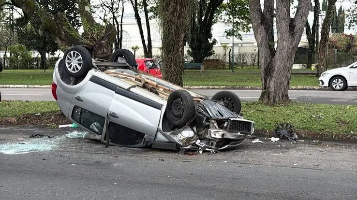 Carro capota e deixa uma pessoa ferida na Avenida Cidade Jardim, em São José