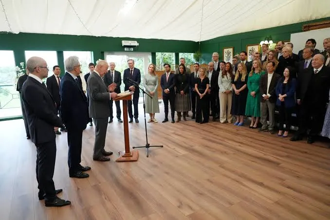 Rei Charles III alerta para riscos da inteligência artificial e pede medidas antes que seja “tarde demais”