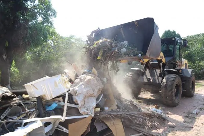 Prefeitura retira 76 toneladas de lixo e resíduos de posto abandonado no Quiririm