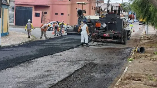 Pindamonhangaba retoma programa Asfalto Novo nos bairros Feital e Vila Verde