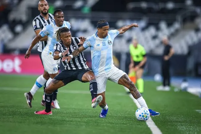 Gol do Grêmio contra o Botafogo é anulado por impedimento de apenas 1 centímetro
