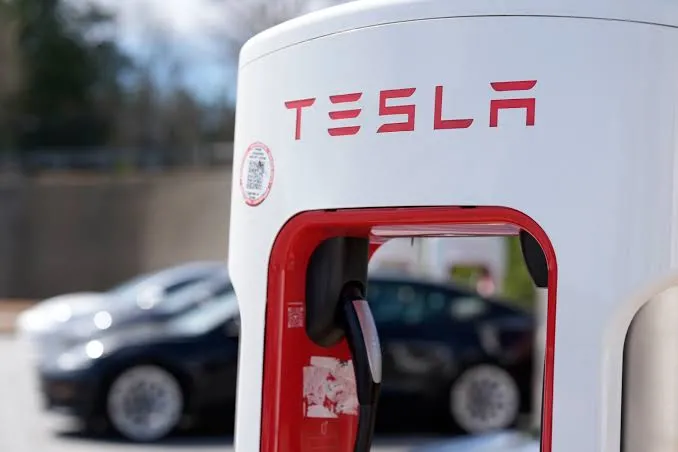Tesla enfrenta julgamento por acusações de discriminação contra trabalhadores negros