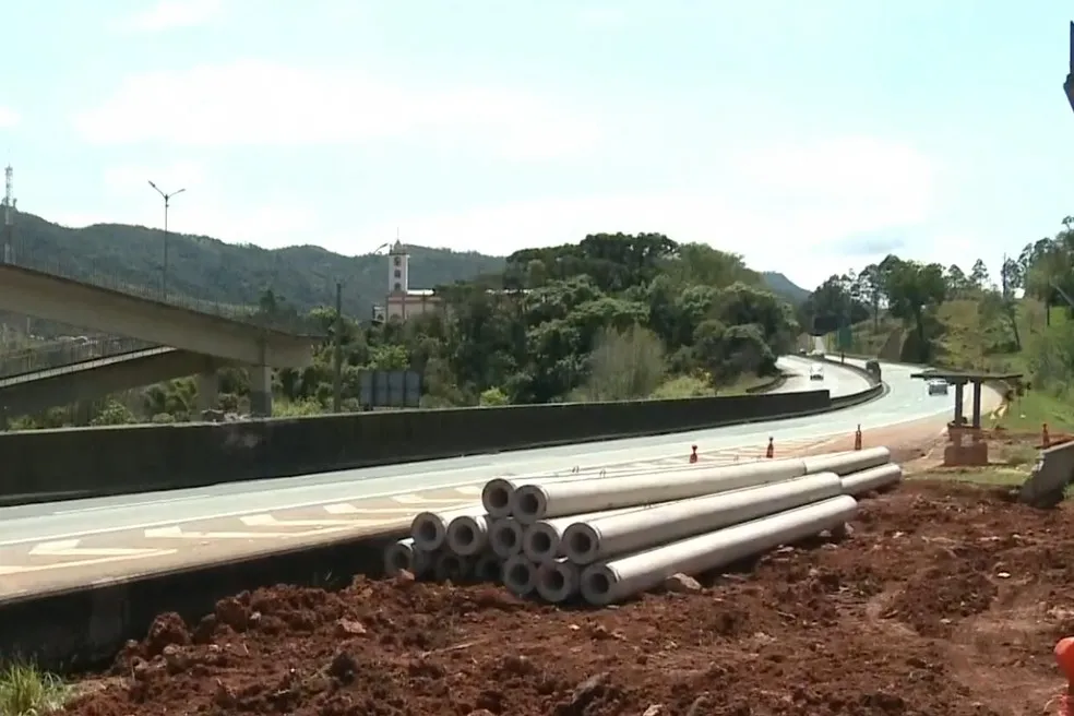 Concessionária inicia reconstrução de passarela que desabou após acidente na Fernão Dias