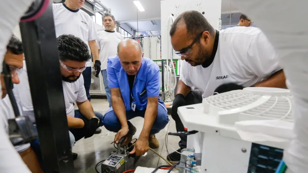 Produção industrial registra pior resultado para agosto em 11 anos e intenção de investir recua