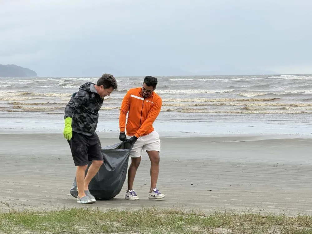 Mutirão retira quase 300 quilos de resíduos da Praia das Palmeiras em Caraguatatuba
