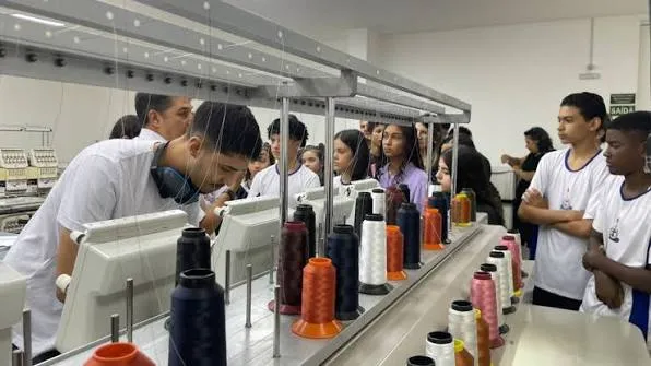 Alunos da Escola do Trabalho conhecem fábrica de produtos para cabelo em Atibaia