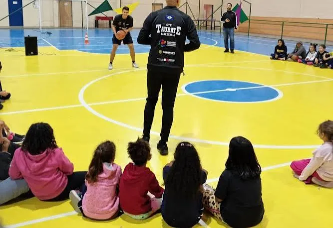 Caravana Esportiva leva basquete a 70 alunos do ensino integral em Taubaté