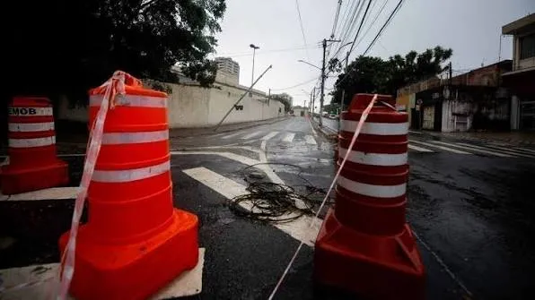 Obras de saneamento provocam alterações no trânsito da região central de Taubaté