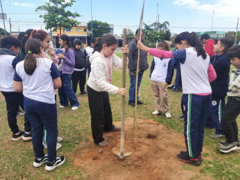Alunos do Araretama plantam ipê-amarelo em celebração ao Dia da Árvore em Pindamonhangaba