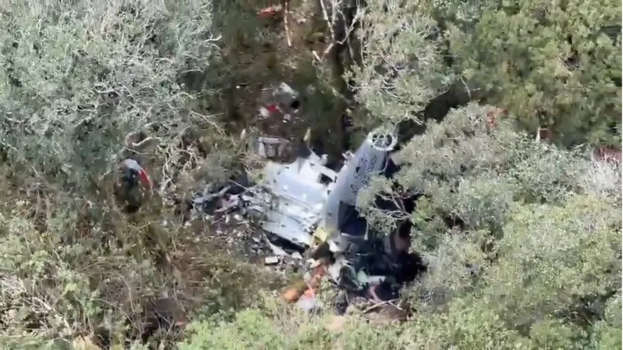 Corpos de vítimas de queda de helicóptero em Santa Catarina são retirados com ajuda de cordas
