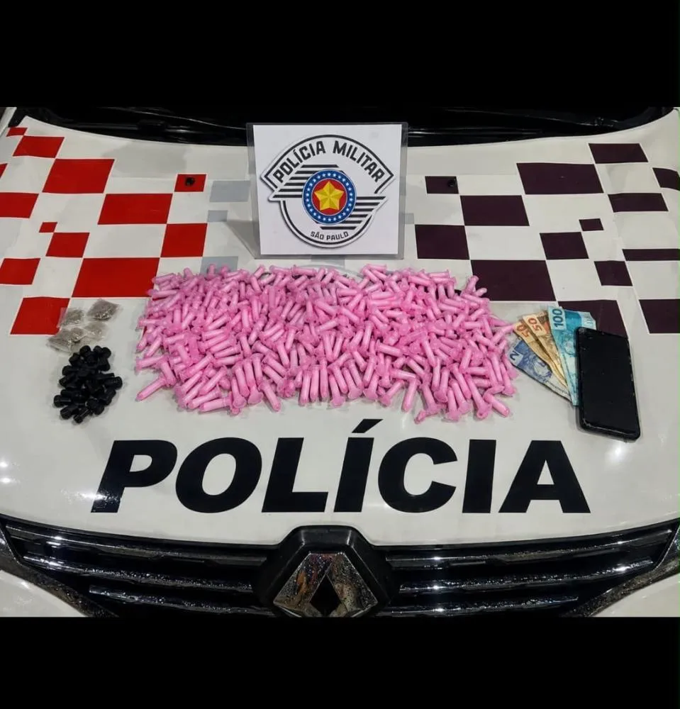 Três pessoas são presas com mais de 280 porções de drogas em Guaratinguetá
