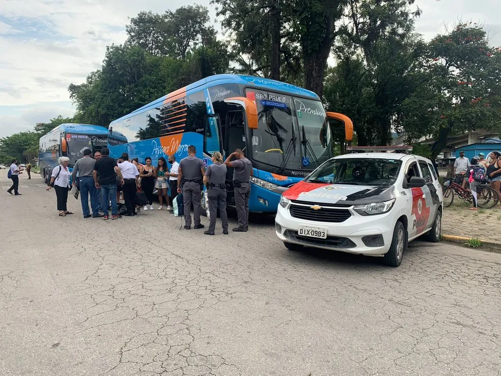 Homem é preso após tentar esfaquear passageiro em ponto de ônibus em Caraguatatuba