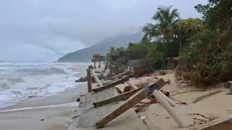 Mar agitado provoca estragos e derruba estruturas na praia de Maresias, em São Sebastião