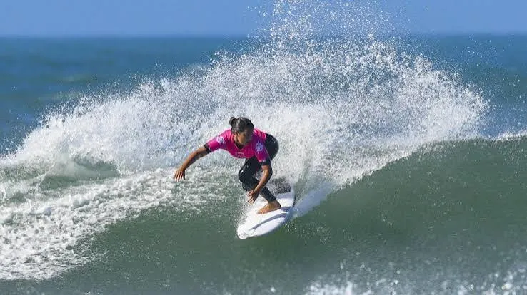 Surfista de Ubatuba avança na disputa por vaga na elite mundial do surfe