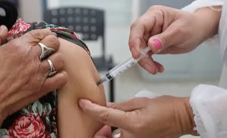 Jacareí amplia vacinação com Pneumo 20 para idosos acima de 85 anos