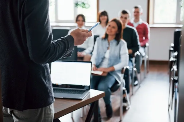 Caraguatatuba lança trilha formativa Freemind para qualificar profissionais da rede de proteção