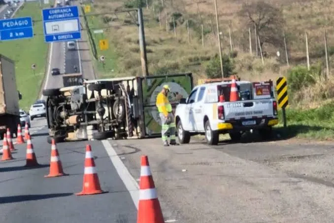 Caminhão tomba na Rodovia Adhemar de Barros e provoca congestionamento em Campinas