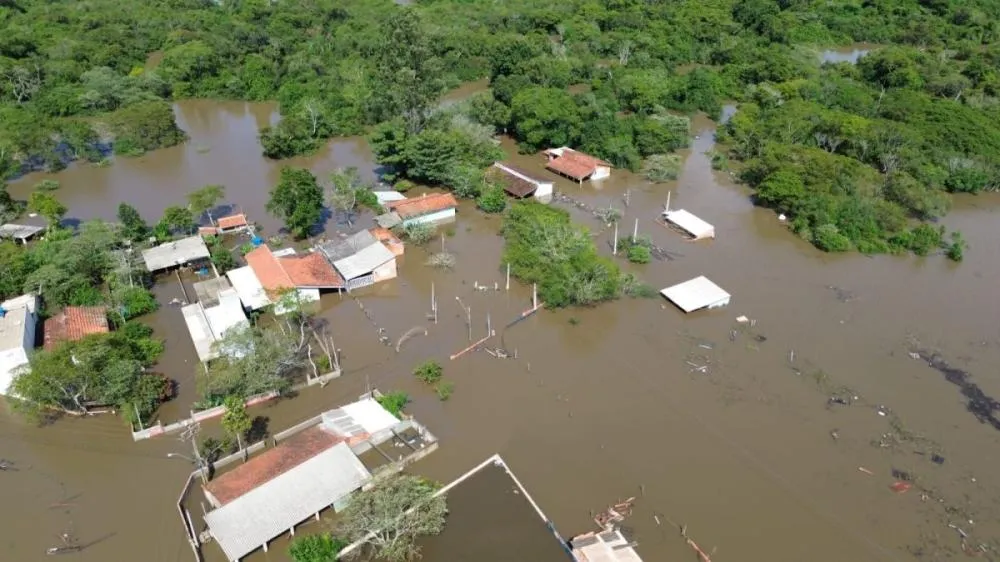 Rio Itapetininga enfrenta transbordamentos recorrentes por características naturais e ocupação urbana