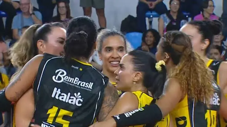 Praia Clube vence Fluminense e vai decidir título da Copa Super Vôlei