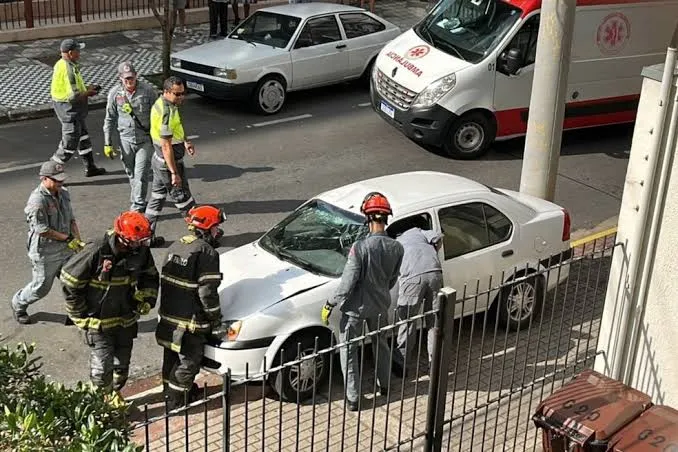 Homem fica ferido após carro capotar no Centro de São José dos Campos
